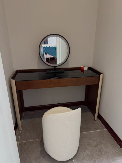 简约意式化妆台